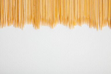 Beyaz Kağıt arka plan üzerinde kürdan demet