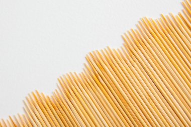 Beyaz Kağıt arka plan üzerinde kürdan demet