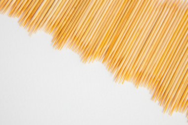 Beyaz Kağıt arka plan üzerinde kürdan demet