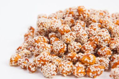 Kavrulmuş fıstık şeker ve susam ile kaplı.