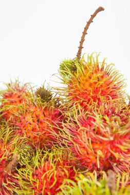 Rambutan tatlı lezzetli meyve beyaz kağıt arka plan üzerinde