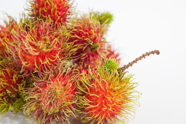 Rambutan tatlı lezzetli meyve beyaz kağıt arka plan üzerinde