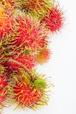 Rambutan tatlı lezzetli meyve beyaz kağıt arka plan üzerinde