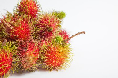 Rambutan tatlı lezzetli meyve beyaz kağıt arka plan üzerinde