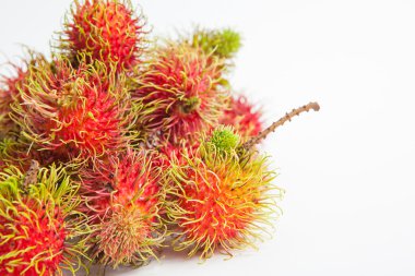 Rambutan tatlı lezzetli meyve beyaz kağıt arka plan üzerinde