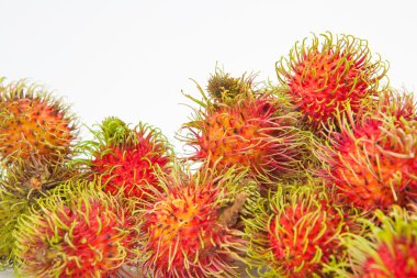 Rambutan tatlı lezzetli meyve beyaz kağıt arka plan üzerinde