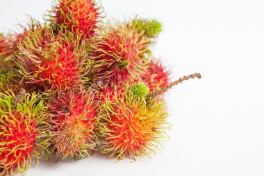 Rambutan tatlı lezzetli meyve beyaz kağıt arka plan üzerinde