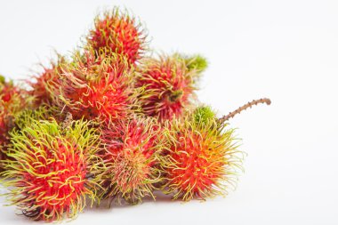 Rambutan tatlı lezzetli meyve beyaz kağıt arka plan üzerinde