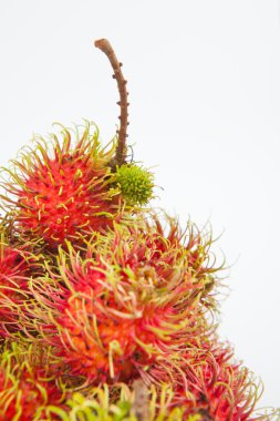 Rambutan tatlı lezzetli meyve beyaz kağıt arka plan üzerinde