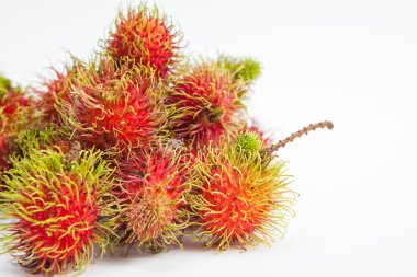 Rambutan tatlı lezzetli meyve beyaz kağıt arka plan üzerinde
