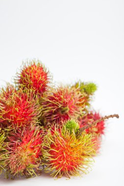 Rambutan tatlı lezzetli meyve beyaz kağıt arka plan üzerinde