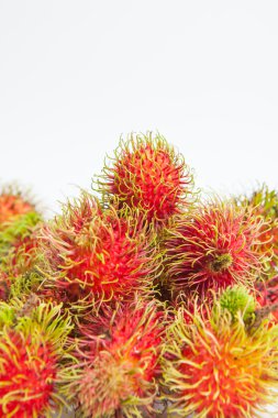 Rambutan tatlı lezzetli meyve beyaz kağıt arka plan üzerinde