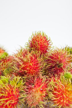Rambutan tatlı lezzetli meyve beyaz kağıt arka plan üzerinde