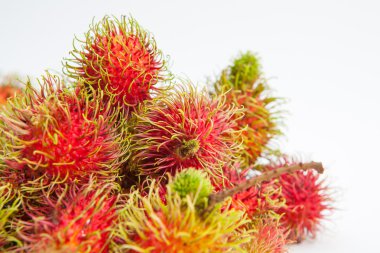 Rambutan tatlı lezzetli meyve beyaz kağıt arka plan üzerinde