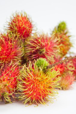 Rambutan tatlı lezzetli meyve beyaz kağıt arka plan üzerinde