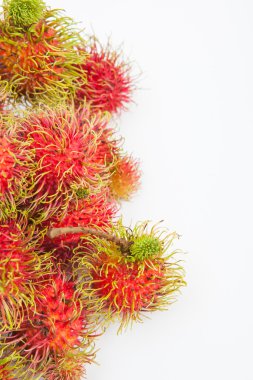 Rambutan tatlı lezzetli meyve beyaz kağıt arka plan üzerinde