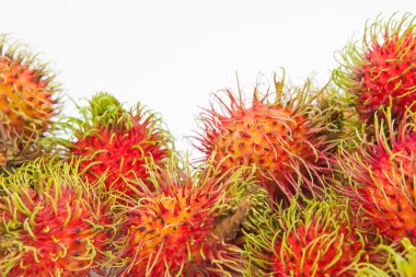 Rambutan tatlı lezzetli meyve beyaz kağıt arka plan üzerinde
