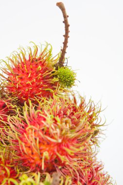 Rambutan tatlı lezzetli meyve beyaz kağıt arka plan üzerinde