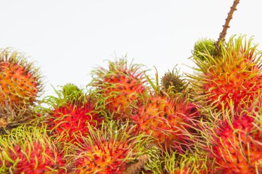 Rambutan tatlı lezzetli meyve beyaz kağıt arka plan üzerinde