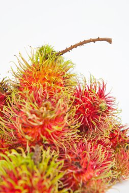 Rambutan tatlı lezzetli meyve beyaz kağıt arka plan üzerinde