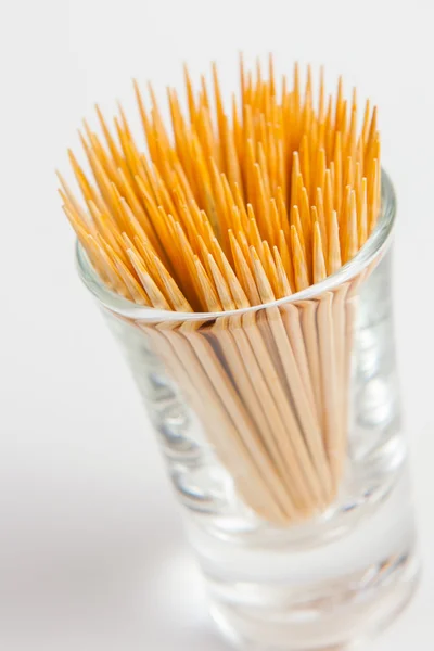 Palito de dente no vidro sobre fundo de papel branco — Fotografia de Stock