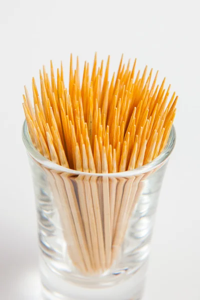 Palito de dente no vidro sobre fundo de papel branco — Fotografia de Stock