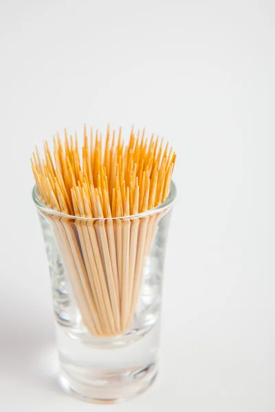 Palito de dente no vidro sobre fundo de papel branco — Fotografia de Stock