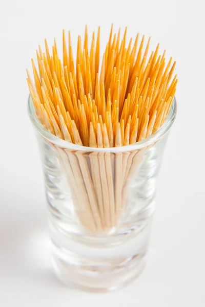 Palito de dente no vidro sobre fundo de papel branco — Fotografia de Stock