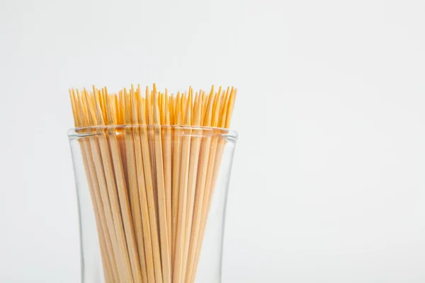 Palito de dente no vidro sobre fundo de papel branco — Fotografia de Stock