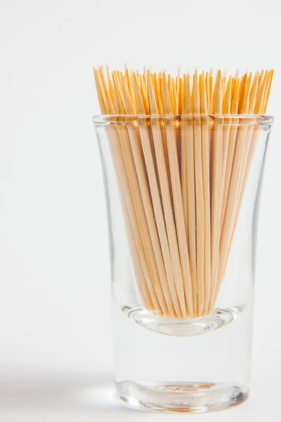 Palito de dente no vidro sobre fundo de papel branco — Fotografia de Stock