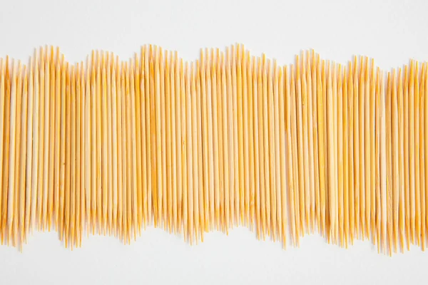 Ramo de mondadientes sobre fondo de papel blanco — Foto de Stock