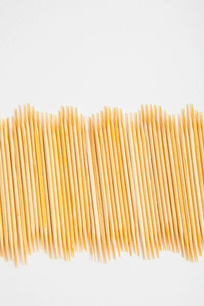 Bando de palitos de dentes no fundo do papel branco — Fotografia de Stock