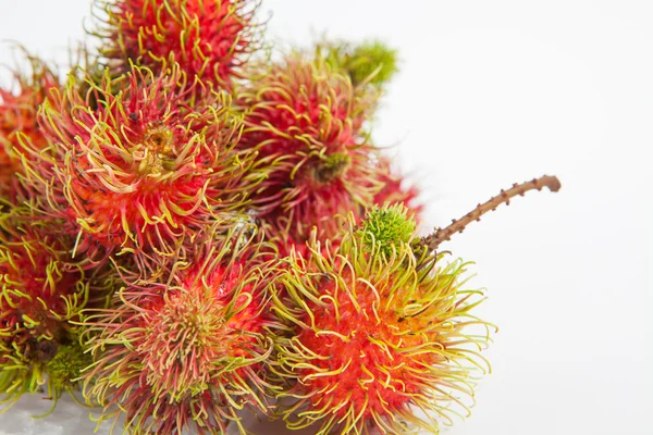 Rambutan süße köstliche Früchte auf weißem Papier Hintergrund — Stockfoto