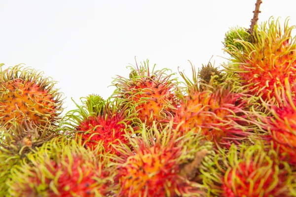 Rambutan tatlı lezzetli meyve beyaz kağıt arka plan üzerinde — Stok fotoğraf