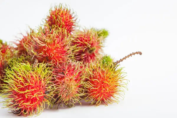 Rambutan süße köstliche Früchte auf weißem Papier Hintergrund — Stockfoto