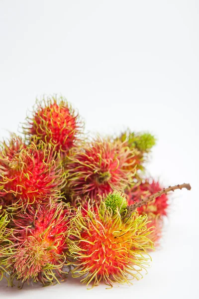 Rambutan dulce fruta deliciosa sobre fondo de papel blanco —  Fotos de Stock