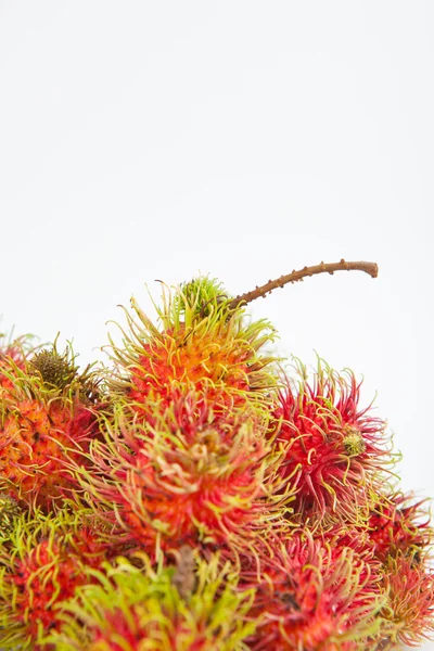 Rambutan süße köstliche Früchte auf weißem Papier Hintergrund — Stockfoto