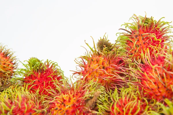 Rambutan süße köstliche Früchte auf weißem Papier Hintergrund — Stockfoto