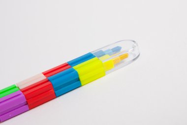 Beyaz Kağıt arka plan üzerinde renkli boya kalemi.