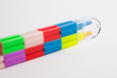 Beyaz Kağıt arka plan üzerinde renkli boya kalemi.