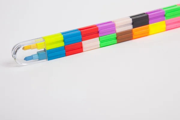 Lápis multicoloridos sobre um fundo de papel branco . — Fotografia de Stock