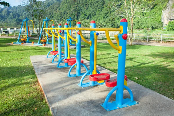 Equipo de ejercicio en el parque público de Tailandia —  Fotos de Stock