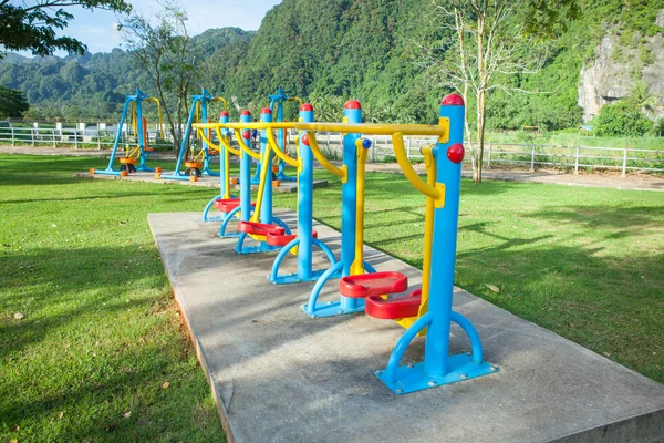 Attrezzature per gli esercizi nel parco pubblico in Thailandia — Foto Stock