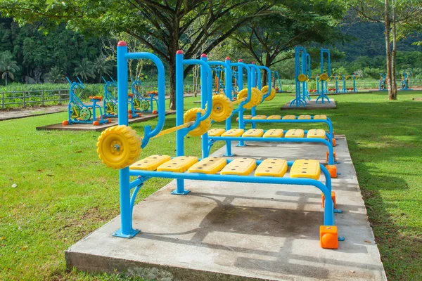Equipamentos de exercício no parque público pela manhã na Tailândia — Fotografia de Stock