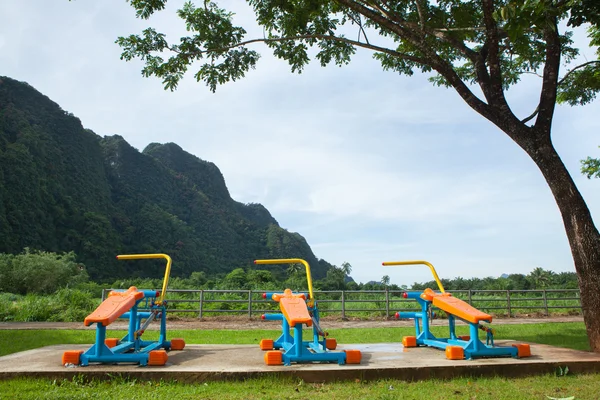 Equipamentos de exercício no parque público pela manhã na Tailândia — Fotografia de Stock
