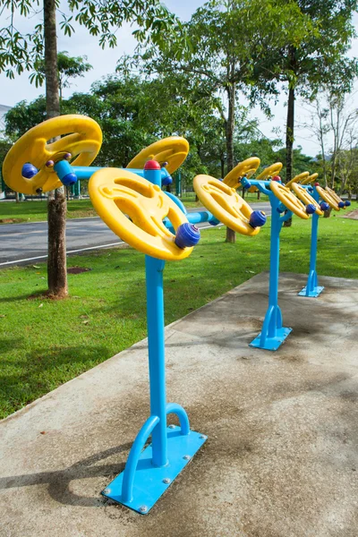 Equipamentos de exercício no parque público pela manhã na Tailândia — Fotografia de Stock