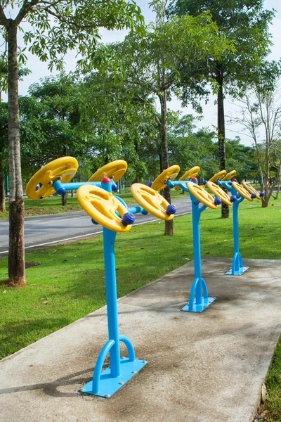 Attrezzatura per gli esercizi nel parco pubblico al mattino in Thailandia — Foto Stock
