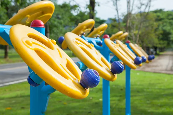 Equipamentos de exercício no parque público pela manhã na Tailândia — Fotografia de Stock