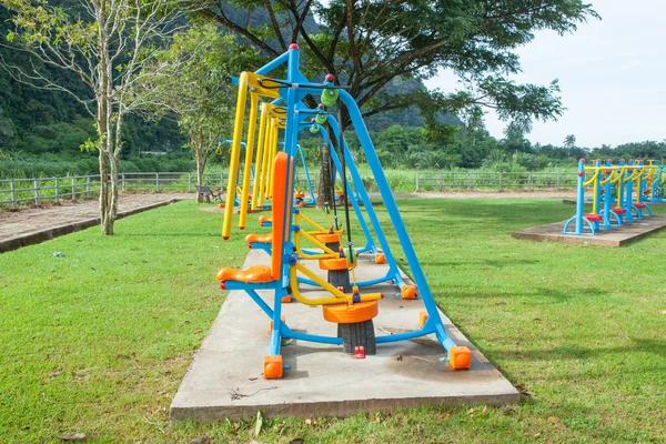 Trainingsgeräte im öffentlichen Park am Morgen in Thailand — Stockfoto