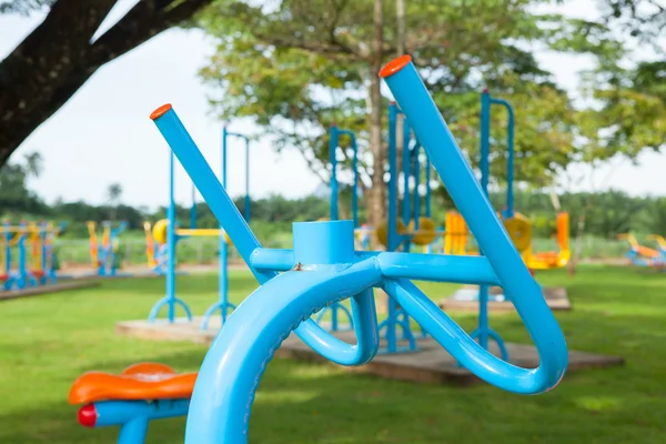 Equipamentos de exercício no parque público pela manhã na Tailândia — Fotografia de Stock